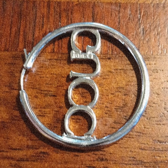 Authentic Gucci Metallic Silver Logo Hoop Earrings - Picture 4 of 5